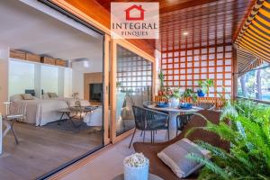 a room with a bed and a table and chairs at Apartament Eden Mar in Platja d'Aro