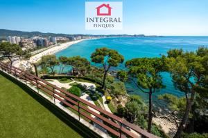 a view of the beach and the ocean at Apartament Eden Mar in Platja d'Aro