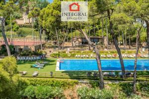 a resort with a swimming pool and a sign that reads imperial hugs at Apartament Eden Mar in Platja d'Aro