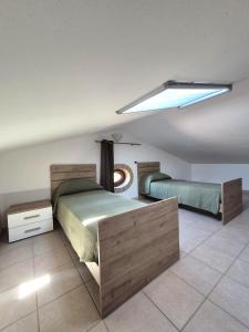 ein Schlafzimmer mit zwei Betten und einer großen Lampe in der Unterkunft Mare Maremma in Scarlino