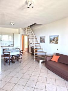 ein Wohnzimmer mit Sofa und Tisch in der Unterkunft Mare Maremma in Scarlino + 20 Fotos