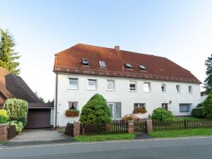 a white house with a red roof at Ferienwohnung Hertel in Mistelgau