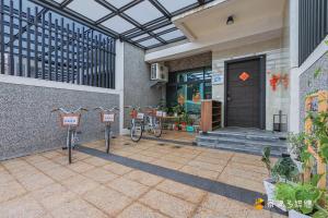 a building with two bikes parked in front of a door at 玉里步道民宿 in Yuli