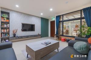 a living room with a couch and a tv at 玉里步道民宿 in Yuli