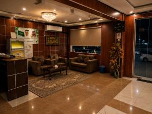 a large living room with couches and a table at شركة العييري للشقق المخدومة شركة شخص واحد الاحساء 2 in Al Ahsa
