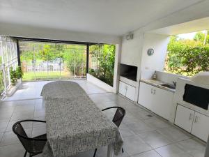 a kitchen with a table and chairs and a balcony at Casa hasta 10 personas. in Villa Rumipal