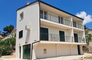 a white apartment building with a balcony at Apartman Ika 2 in Kruševo