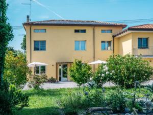 a house with a garden in front of it at Agriturismo Le Crede 1930 in Portogruaro