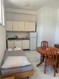 a small kitchen with a bed and a table at Tramontana apartments in Dugobabe