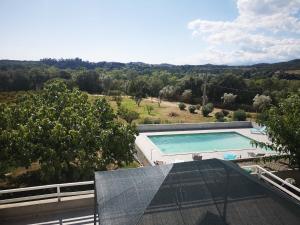 Piscina a E Cabane o a prop