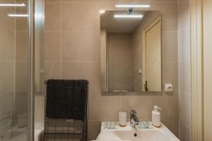 a bathroom with a sink and a mirror at Le Traversant - Parking Gratuit in Bourg-lès-Valence +26 photos