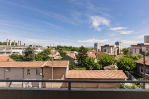 a view of a city with buildings and trees at Le Traversant - Parking Gratuit in Bourg-lès-Valence
