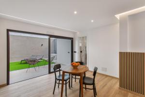 a dining room with a table and chairs at Odi Suite&Home in Maspalomas