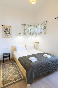 a bedroom with a bed with two towels on it at Norbi cölöpház in Tiszafüred
