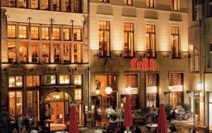 a large building with people sitting outside of it at SunSet - Ruhig & Zentral - Komfort Apartment Nähe Altstadt & DOM in Cologne