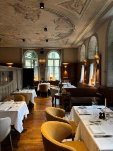 a restaurant with white tables and chairs and tablesearcher at Gebhards Hotel in Göttingen