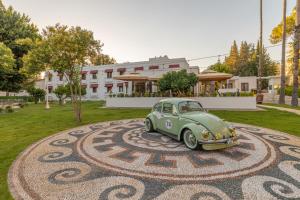 Ein Auto steht auf einem Teppich vor einem Gebäude in der Unterkunft 74 Otel in Antalya