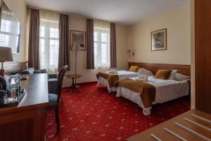 a hotel room with two beds and a table at Hotel Diamond w Białym Dworku in Rumia