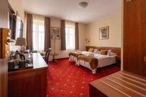 a hotel room with a bed and a table at Hotel Diamond w Białym Dworku in Rumia
