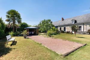 a house with a bench in front of a yard at Lorali - Chambre d'Hôtes in Gohier