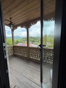 Blick von der Veranda eines Hauses in der Unterkunft Tufenkian Old Dilijan Complex in Dilidschan