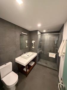 ein Badezimmer mit Toilette, Waschbecken und Dusche in der Unterkunft Tufenkian Old Dilijan Complex in Dilidschan + 64 Fotos