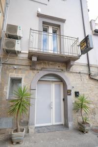 a building with a white door and a balcony at L'angolo del viaggiatore in Nicosia