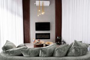 a living room with a couch and a table at סוויטת דיאנס - סוויטה רומנטית עם בריכה וג'קוזי ספא לזוגות in Gita