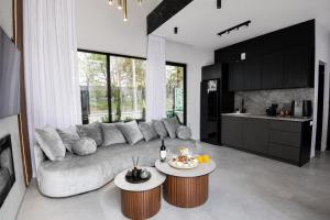 a living room with a couch and two tables at סוויטת דיאנס - סוויטה רומנטית עם בריכה וג'קוזי ספא לזוגות in Gita