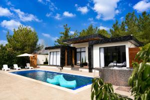 a villa with a swimming pool and a house at סוויטת דיאנס - סוויטה רומנטית עם בריכה וג'קוזי ספא לזוגות in Gita