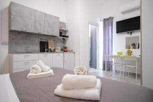 a kitchen with a table with white towels on it at L'angolo del viaggiatore in Nicosia