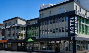 a building with a hotel melko lodge at Hotel Metro Lodge Beach in Durban