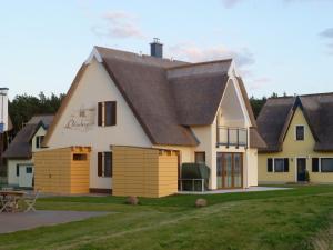 a large house with a gambrel roof at Ferienwohnung Generalsuite in Breege