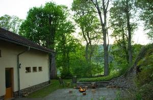 a backyard with a fire pit next to a house at Apartmány Kořenný in Korěnný