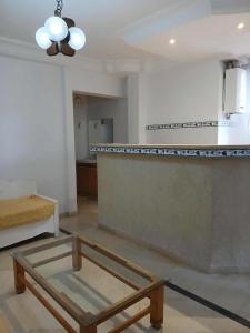 a living room with a counter and a coffee table at Appartement S2 Hammamet Centre in Hammamet