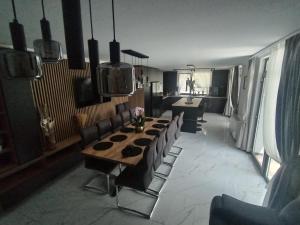 a dining room with a long table and chairs at Vila Cristal in Arefu