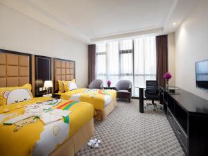 Holiday Inn Beijing Airport Zone, an IHG Hotel في Shunyi: غرفة فندقية بسريرين وتلفزيون بشاشة مسطحة