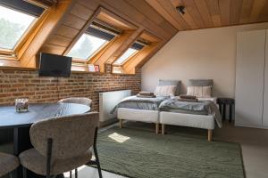 ein Schlafzimmer mit einem Bett, einem Tisch und Stühlen in der Unterkunft Camping Groenpark in Zele
