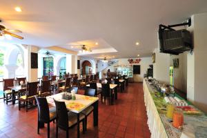 A restaurant or other place to eat at APK Resort
