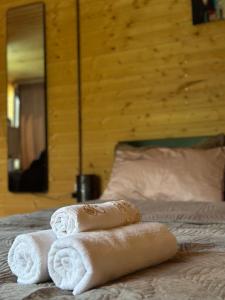 two towels sitting on top of a bed at Aisi in Jut'a