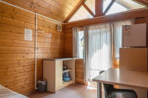 ein Zimmer mit Holzwänden und ein Zimmer mit Kühlschrank in der Unterkunft Camping Groenpark in Zele