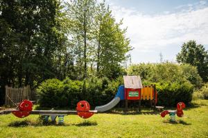 ein Spielplatz mit einer Rutsche im Gras in der Unterkunft Camping Groenpark in Zele