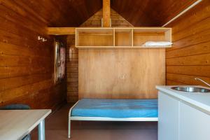 ein kleines Zimmer mit einem Bett in einer Holzhütte in der Unterkunft Camping Groenpark in Zele + 83 Fotos