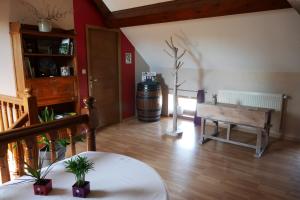 a living room with a barrel and a table at Chambres d'hôtes Arcelot in Arceau