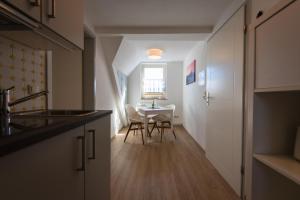 a kitchen with a table and chairs in a room at FeWo-Dierhagen in Prerow
