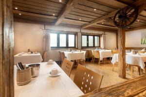 a dining room with white tables and chairs at Garner Hotel Erlangen Süd by IHG in Erlangen