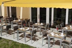 a group of tables and chairs on a patio at NH Berlin Potsdamer Platz in Berlin +11 photos