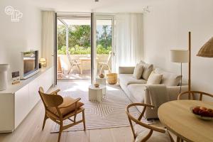 ein Wohnzimmer mit Sofa und Tisch in der Unterkunft Inselhouse in Norderney