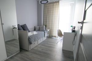 ワルシャワにあるBright Apartment Hozaのベッドルーム(ベッド1台、テーブル、鏡付)