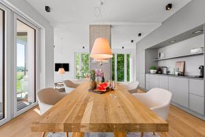 a kitchen and dining room with a wooden table and chairs at Ferienwohnung Seaside App 9 List auf Sylt in List